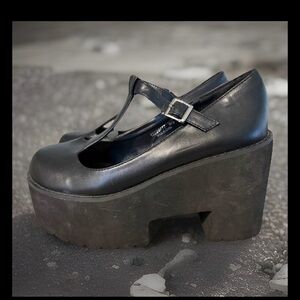 Hot Topic platform T strap mary Jane shoe. Size 9. Be that baddie.